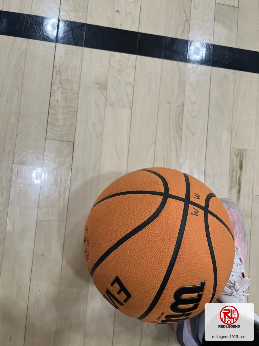 Balón de basquetbol en una duela — Fotografía temática de archivo
