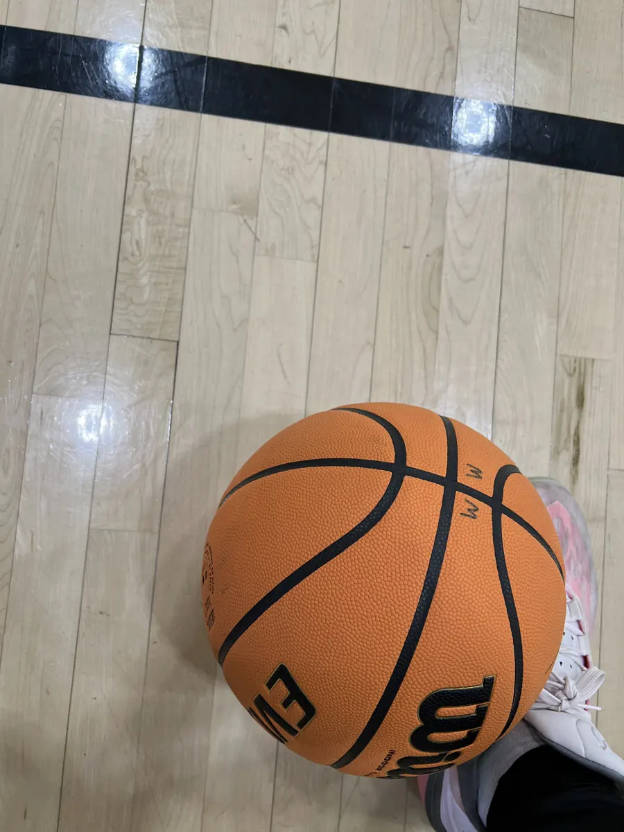 Balón de basquetbol en una duela — Fotografía temática de archivo